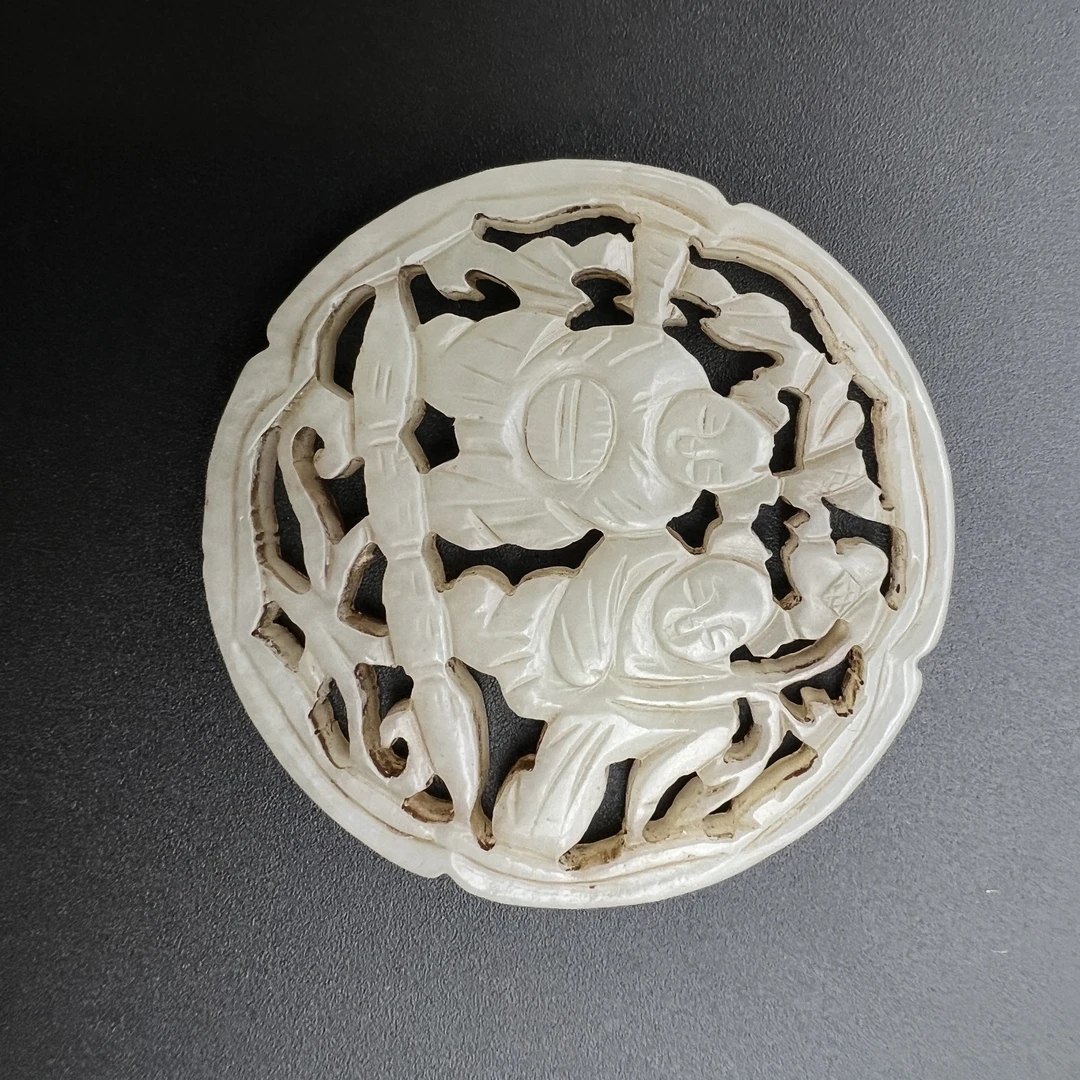 【友谊文物商店】清代玉透雕人物佩396237