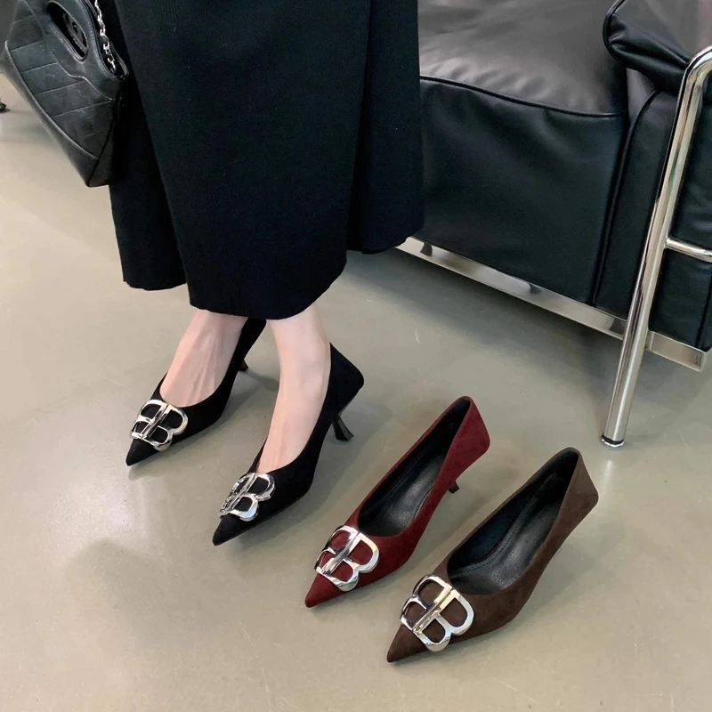 2024秋季新款金属扣尖头细跟中跟单鞋绒面时尚高跟浅口女鞋女士