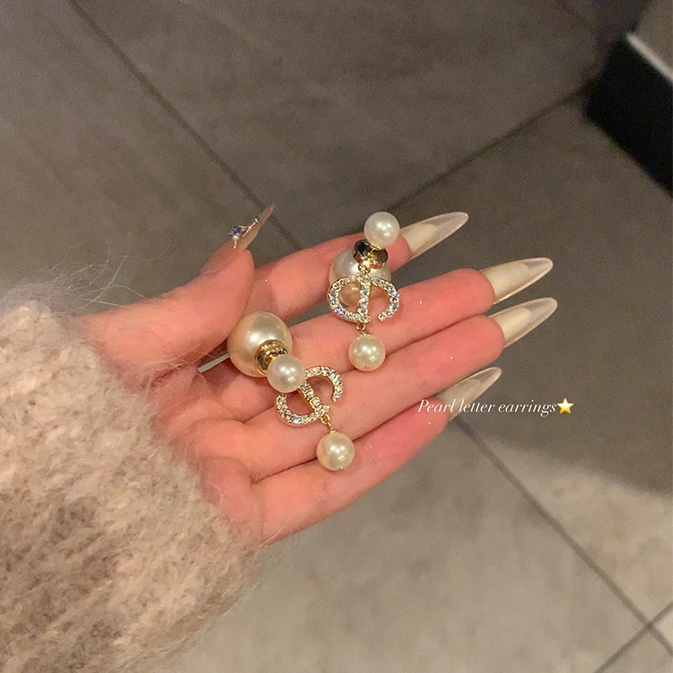 铜合金耳饰 韦雪同款秋冬CD耳环后挂式珠珠女耳钉高级感轻奢银针