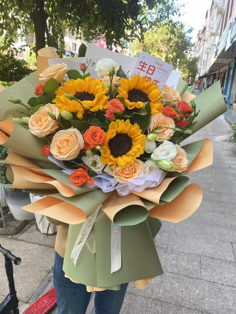 向日葵玫瑰混搭花束送长辈的生日花