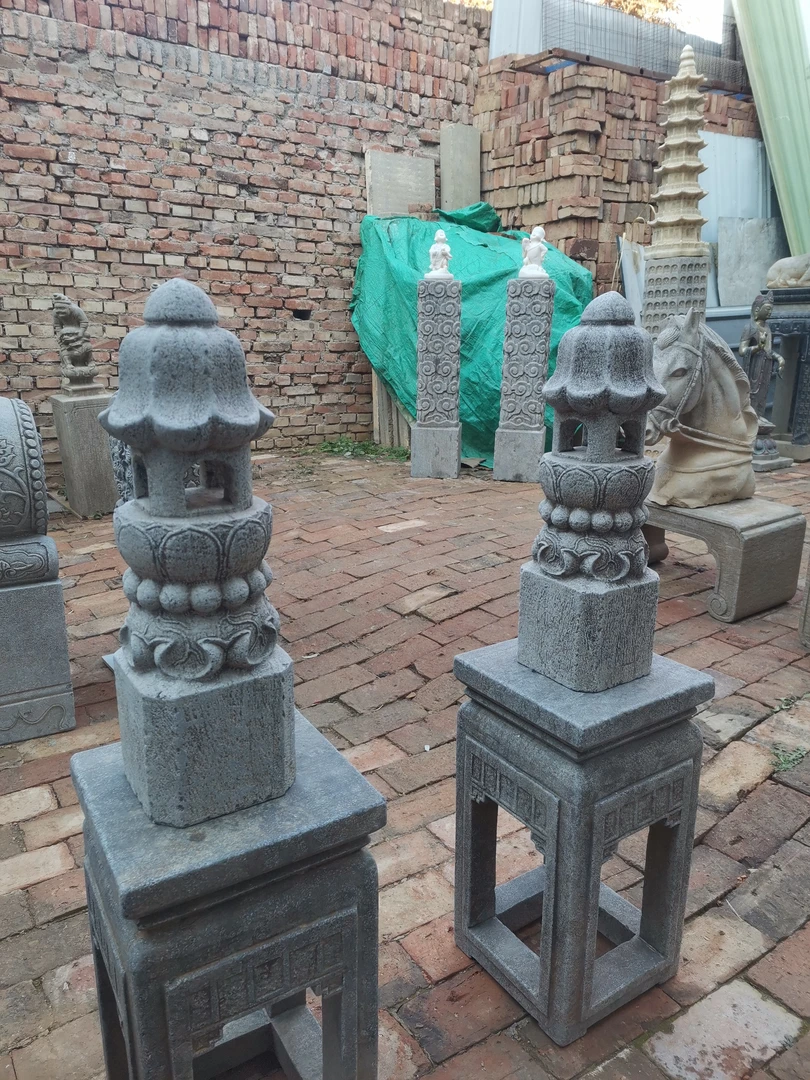 青石材质莲花石灯一对