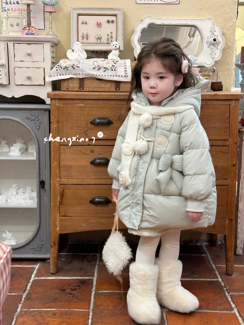 橙小七 24年新款女童小童宝宝韩版蝴蝶结中长连帽羽绒服红色外套