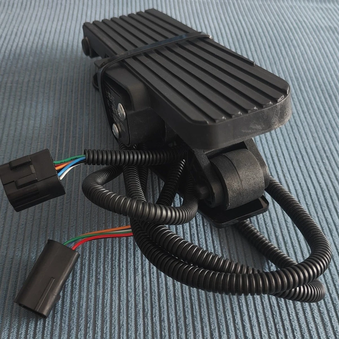 新疆牧神.宗申戈梅利，四禧玉米收割机无损安装脚油门，一插就好