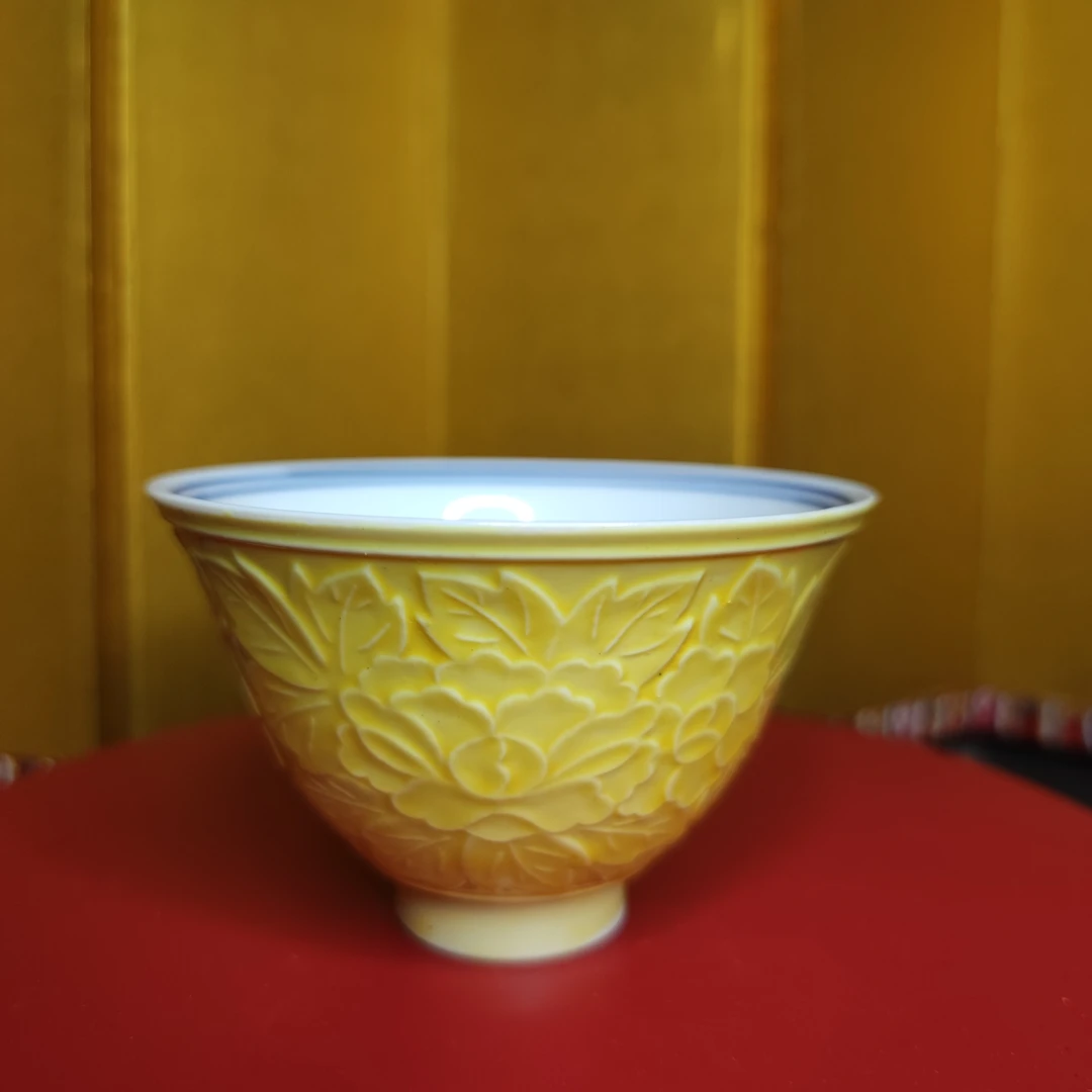 日本有田烧  西山底款  白瓷黄釉  浮雕花卉  主人杯  茶杯