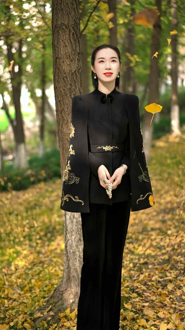 美人鱼专属-937白月光秋冬新高端重工订珠刺绣斗篷短款大衣女外套