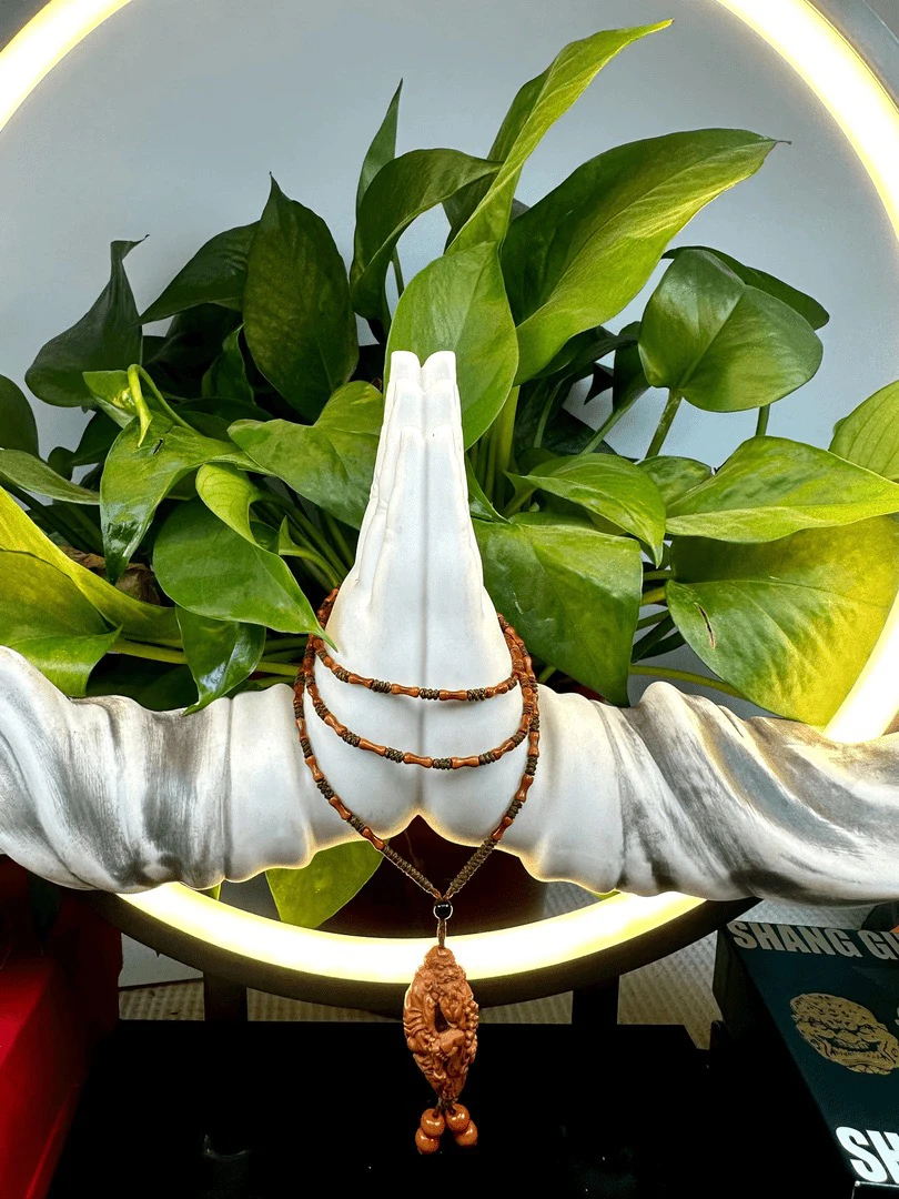 藏艺，竹节达摩橄榄核雕脖挂
