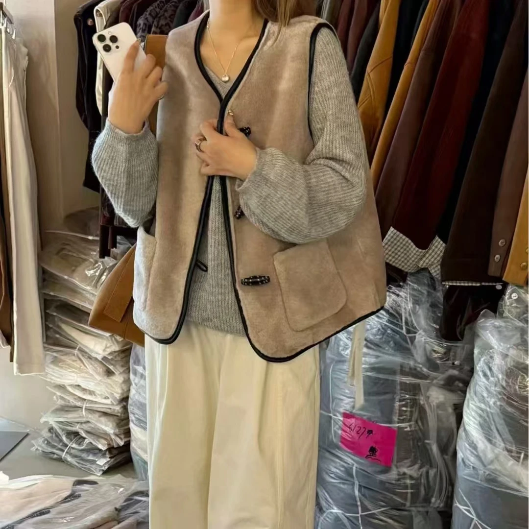 蜗牛家档口新款百搭气质款简约牛角扣毛毛马甲6160