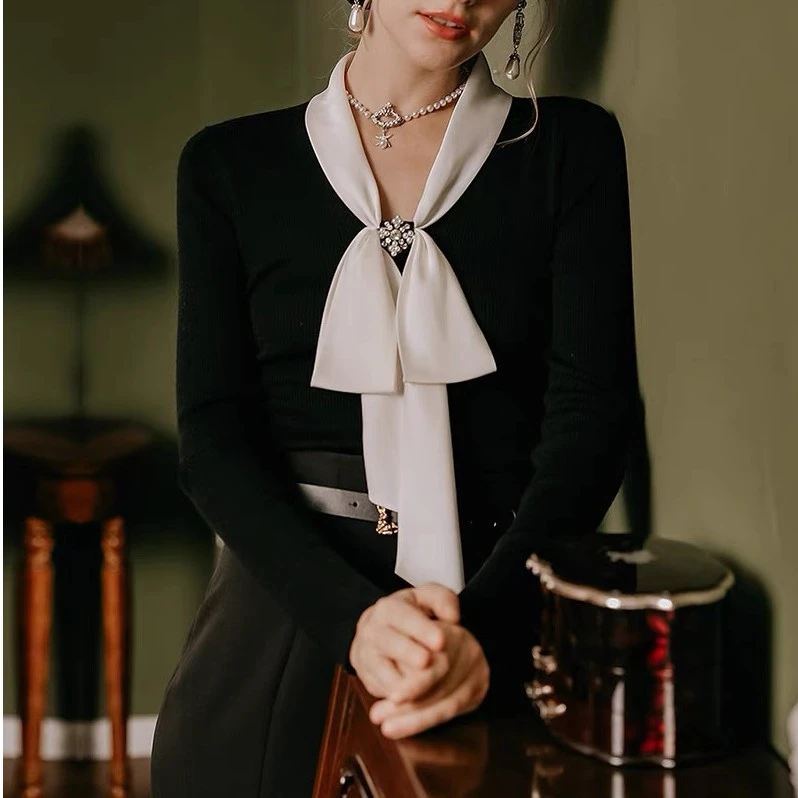 2024秋冬新款气质法式V领蝴蝶结珠饰时尚修身长袖薄款针织衫百搭