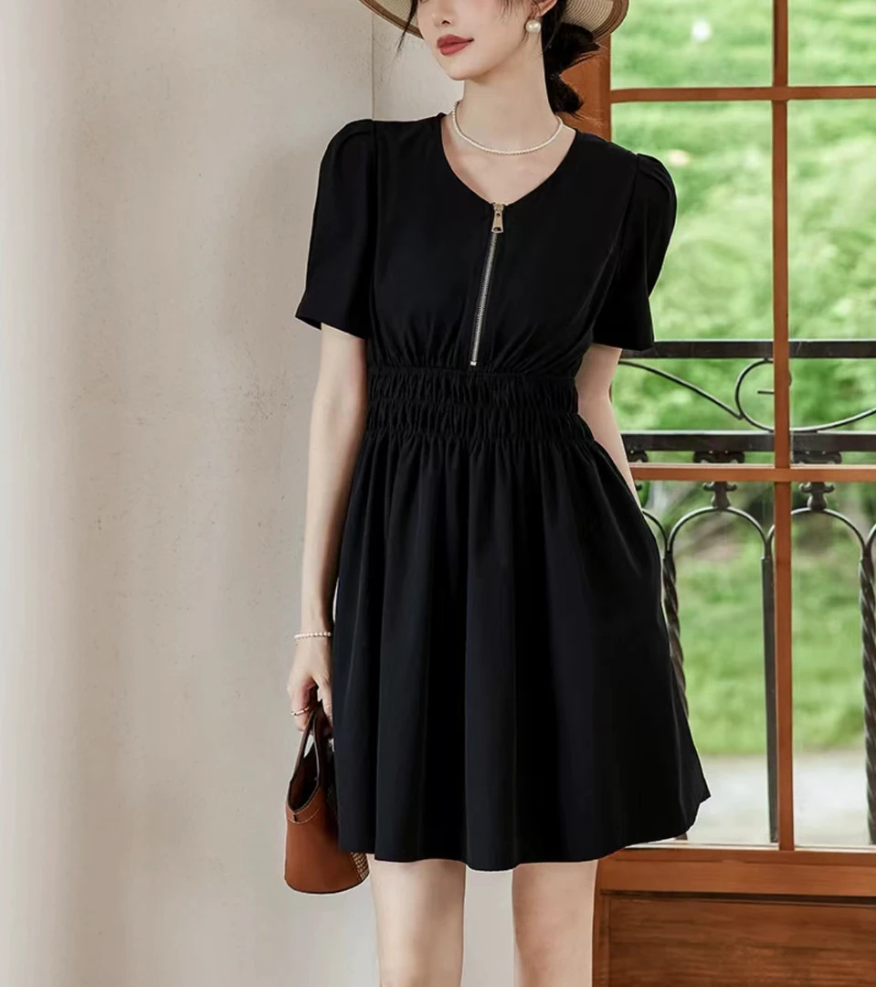 法式小众设计赫本风小黑裙2025年新款气质V领拉链款连衣裙