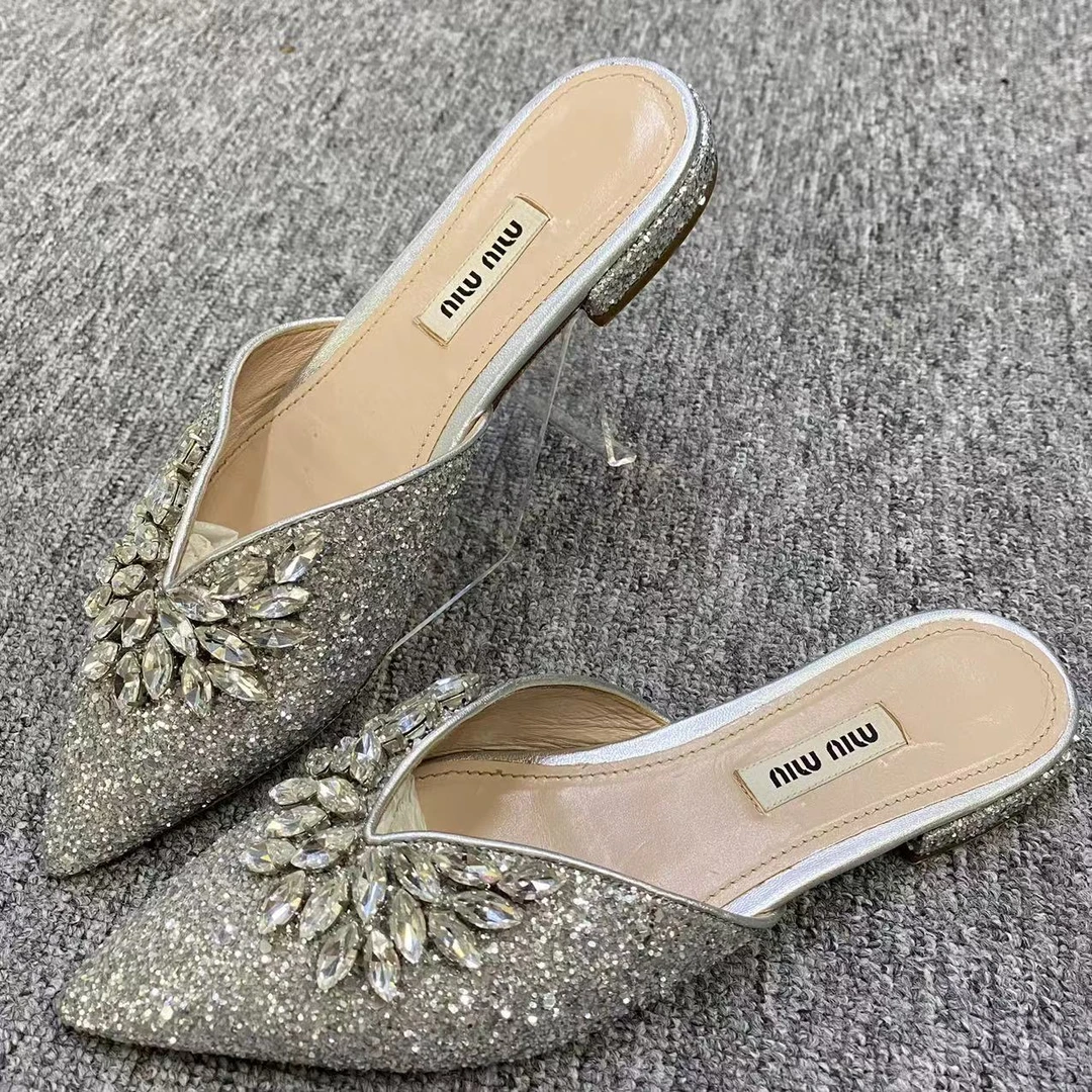 miumiu/谬谬仔仔女鞋折扣 银色尖头水钻平底时尚半拖  35码 1280