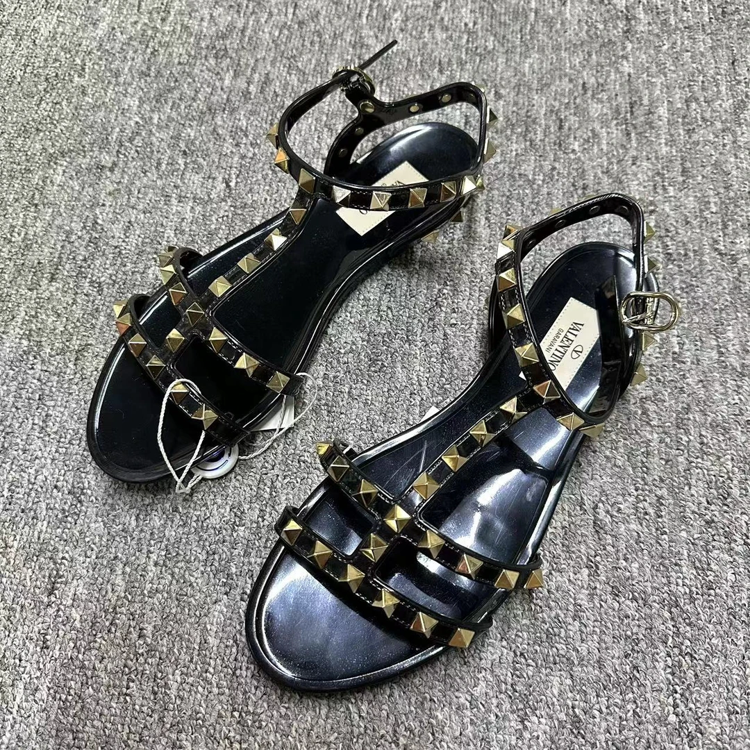 Valentino/华伦天奴仔仔女鞋折扣 黑色铆钉双环夏季凉鞋 36码 341