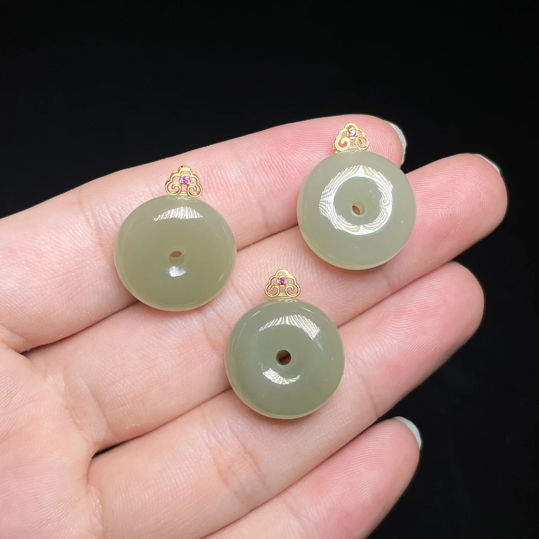 菲菲珠宝好*18K和田玉吊坠-平安扣约22*18mm-多样性发一