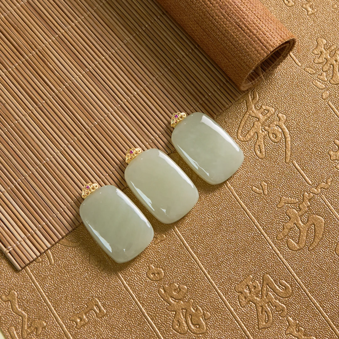 菲菲珠宝好*18K和田玉无事牌吊坠约20*29mm-多样性发一