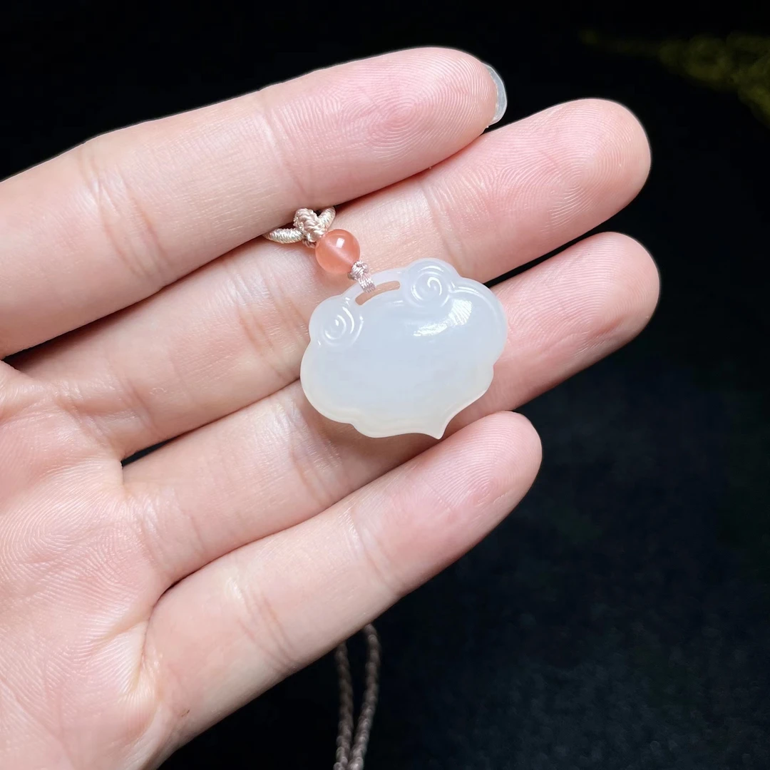 菲菲珠宝好*和田玉吉祥锁吊坠约20*25mm