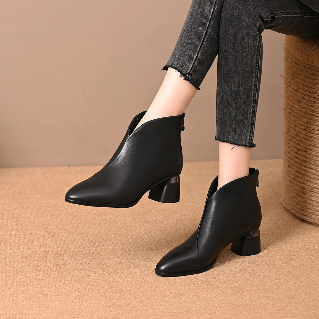 2025新款舒适裸靴秋冬新款马丁靴女粗中跟洋气短靴百搭尖头加绒靴