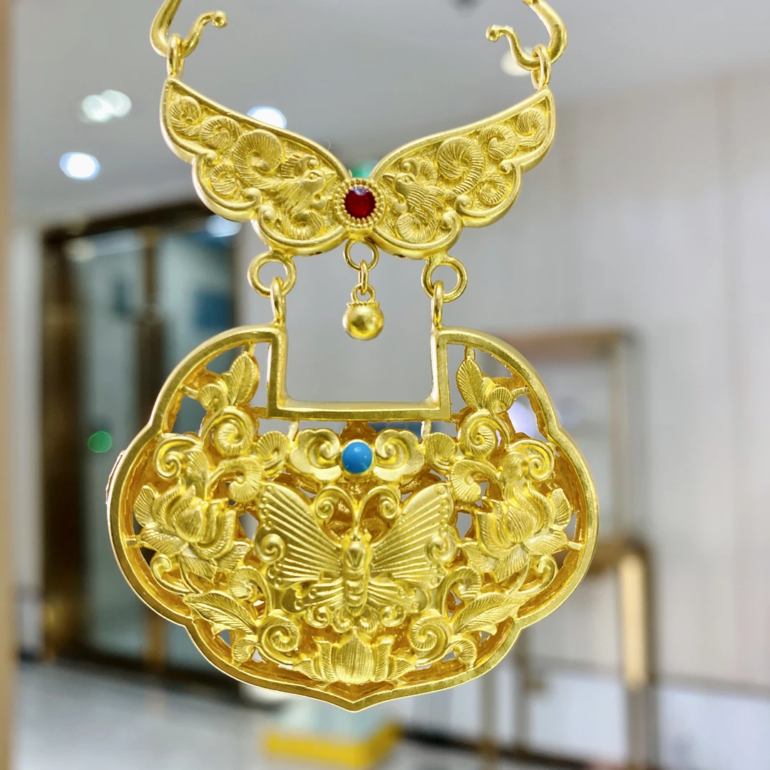 足金手工錾刻花开富贵蝶恋花锁34.75克