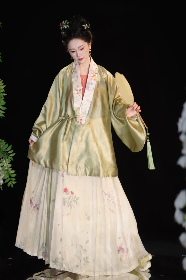 年底清仓【本草纲目】明制对穿交马面裙 汉服