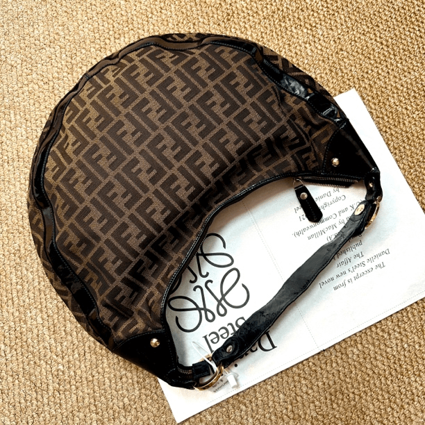 95新 FENDI/芬迪 XM/老花拼皮时尚豌豆月亮腋下单肩包/MH07213054