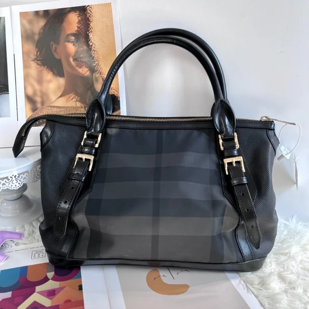 95新 BURBERRY/博柏利 XM/黑色线条休闲单肩手提包TC09422570