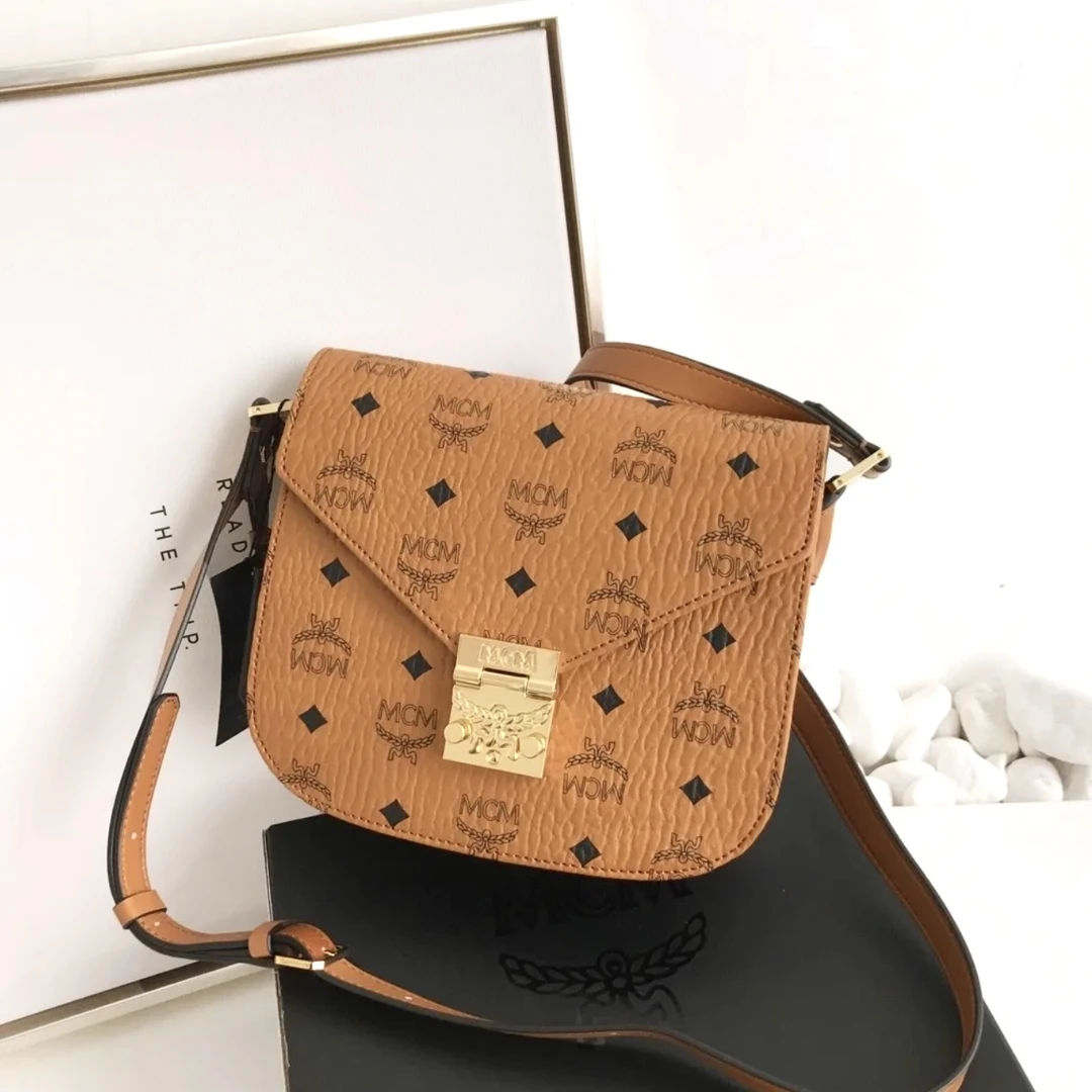 95新 MCM XM/经典干邑色 铆钉轮廓单肩盾牌斜挎包/IT07910032