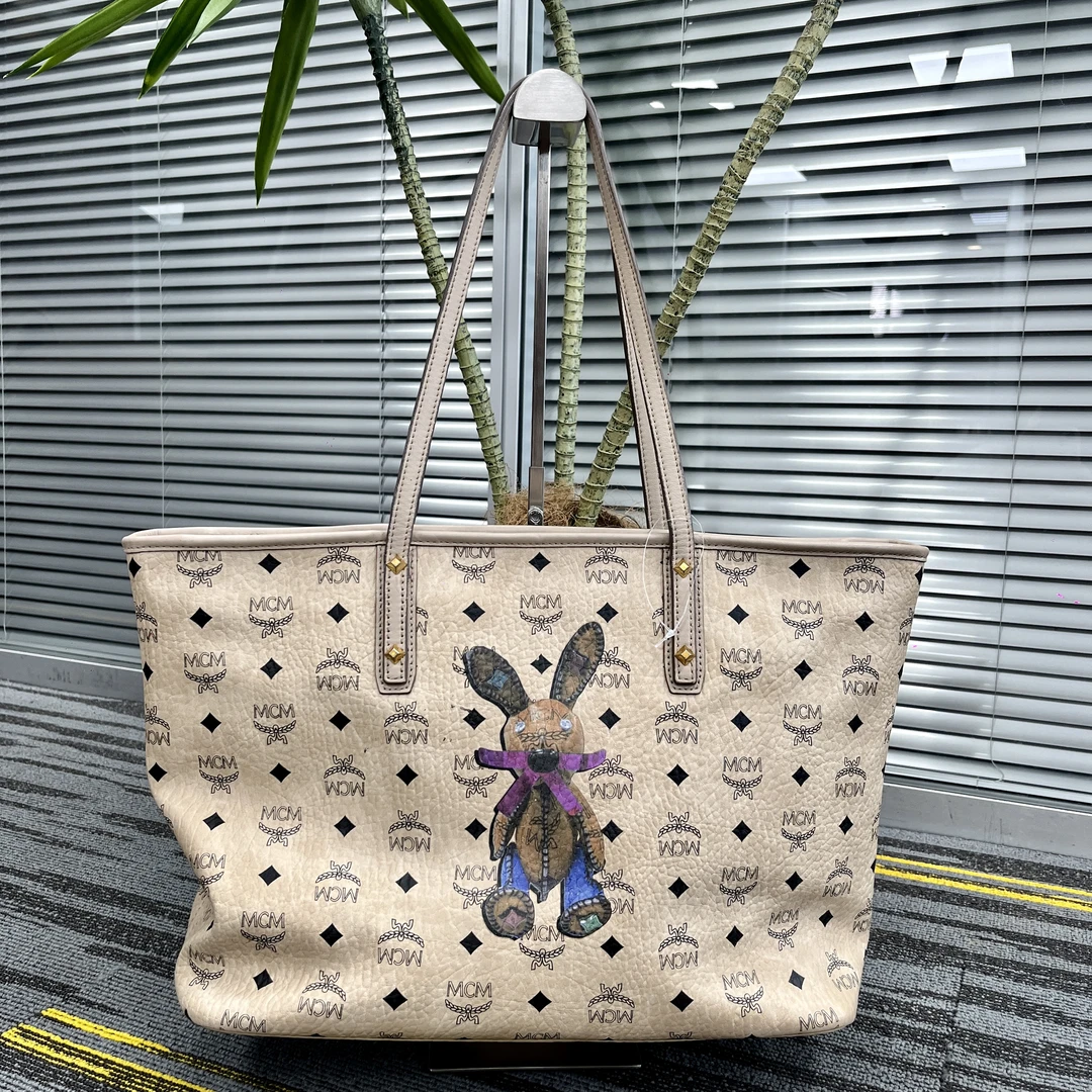 95新 MCM XM/限量版兔子时尚奶茶色系老花托特包/FYSM07629025