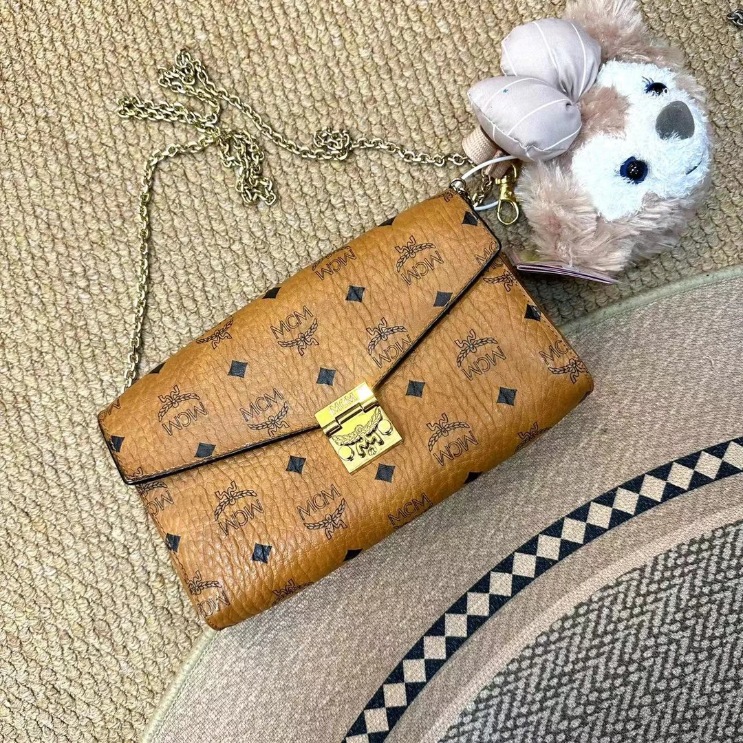 95新 MCM XM/经典干邑色满印老花信封包百搭斜挎包/MH07728077
