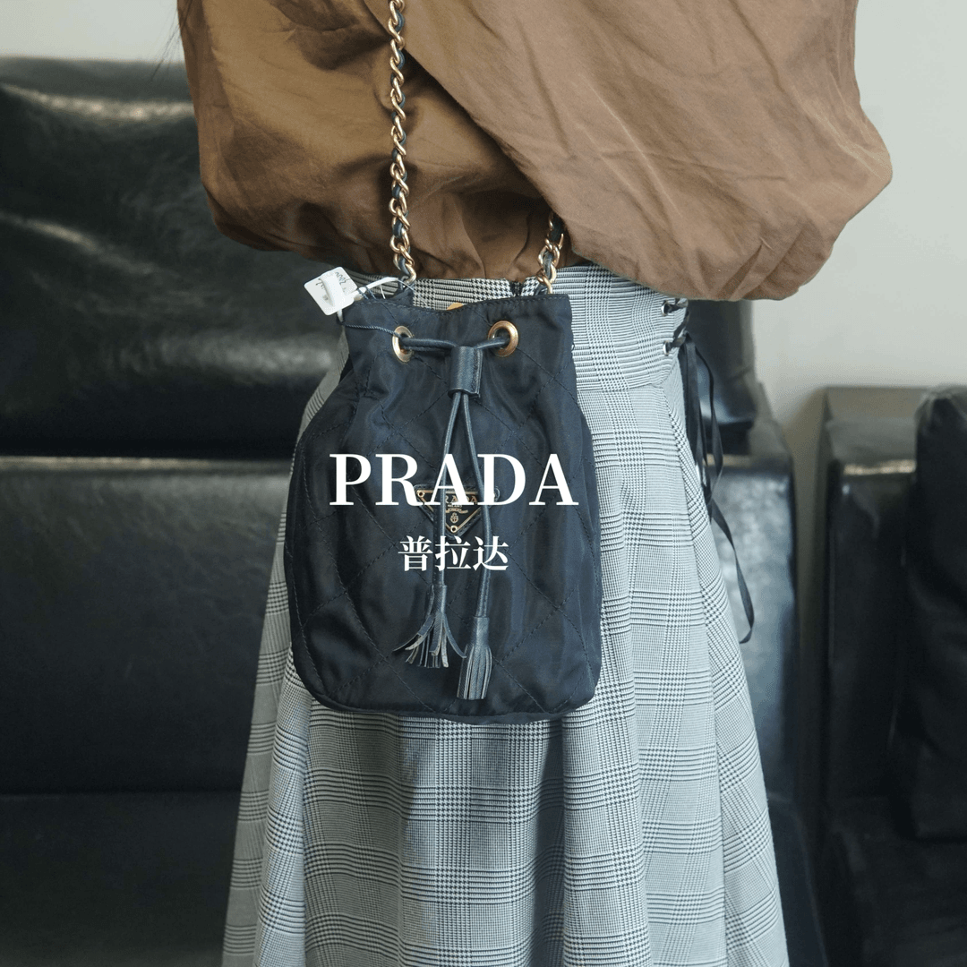 95新 Prada/普拉达  降价/黑色抽绳斜挎包/JP01111230/09