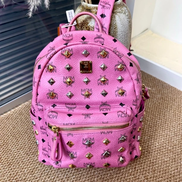 95新 MCM  XM/双肩铆钉樱花粉色经典满印小号双肩包/ES07725001