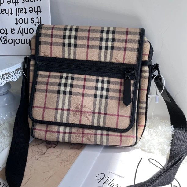 95新 BURBERRY/博柏利  XM经典战马格纹邮差单肩斜挎包ZZ09713509