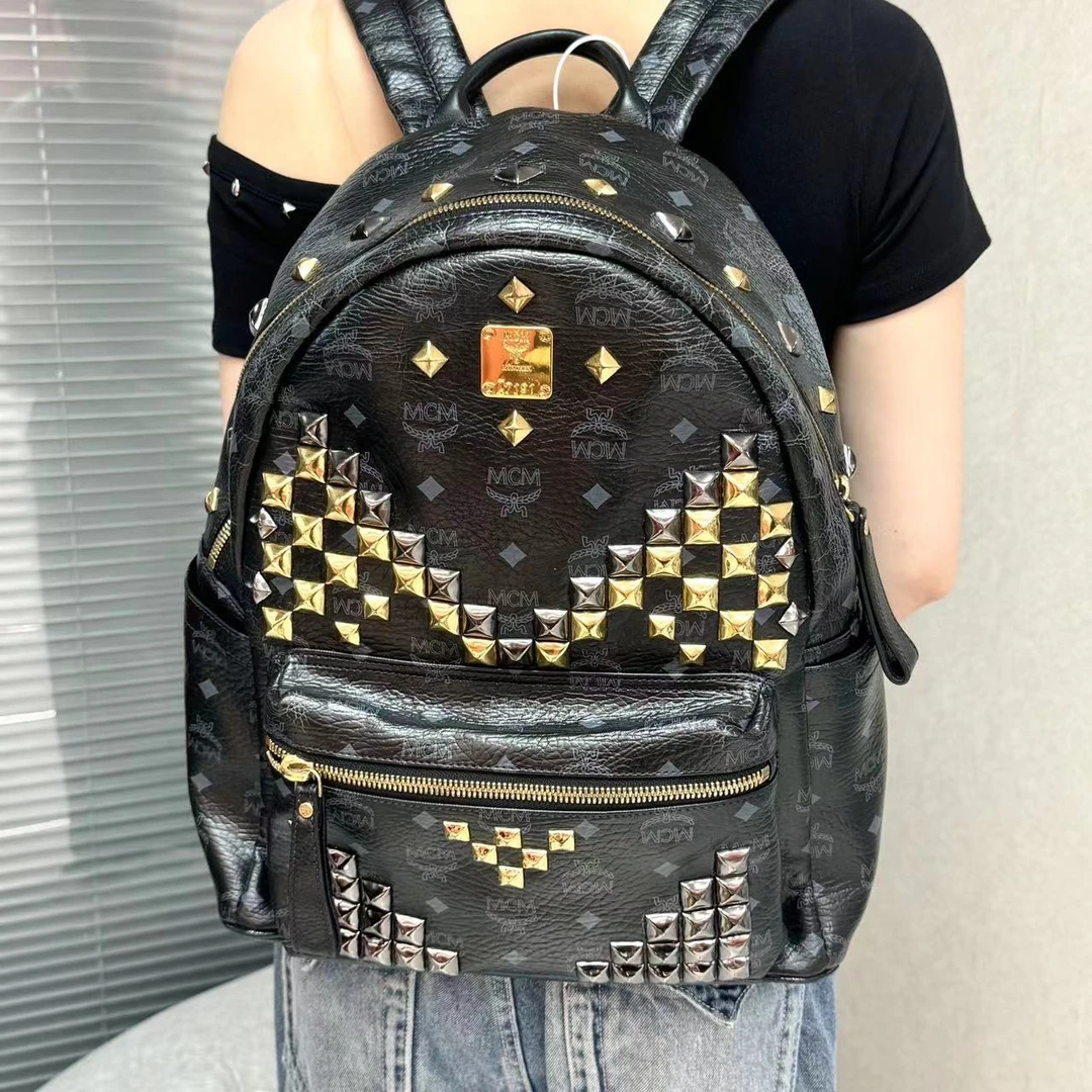 95新 MCM XM/经典黑色铆钉双肩包/MH07828018