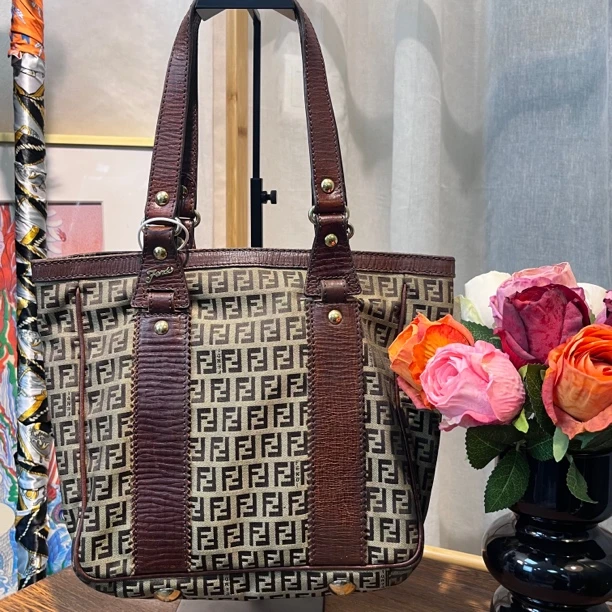 95新 FENDI/芬迪  XM/棕色经典满印老花腋下单肩包/THAG02115504