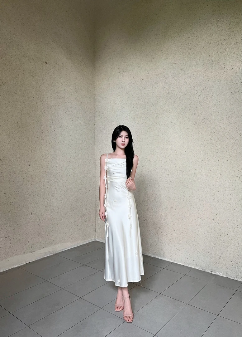 沛沛鱼【繁花】缎面荡领花朵女装连衣裙高级感显瘦吊带连衣裙
