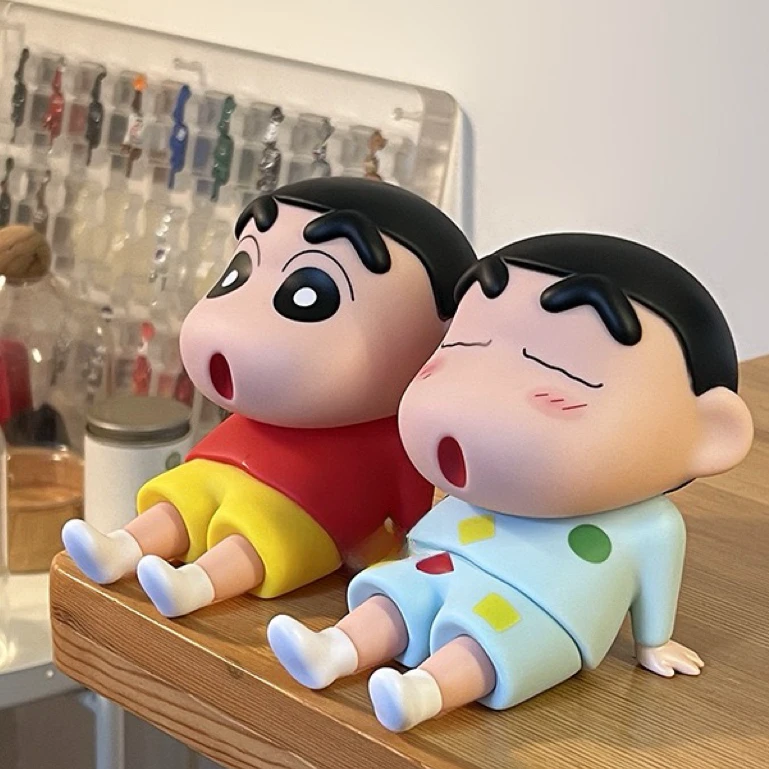 小新摆件现货 蜡笔小新情侣手机支架可爱家居摆件小手办生日礼物