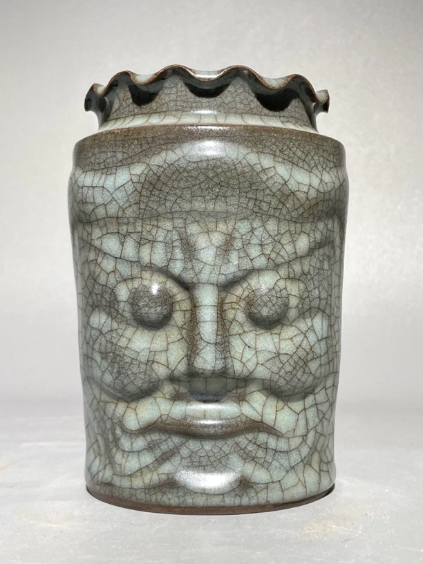 官窑灰官人面花口笔筒 器型美观 玉质感十足