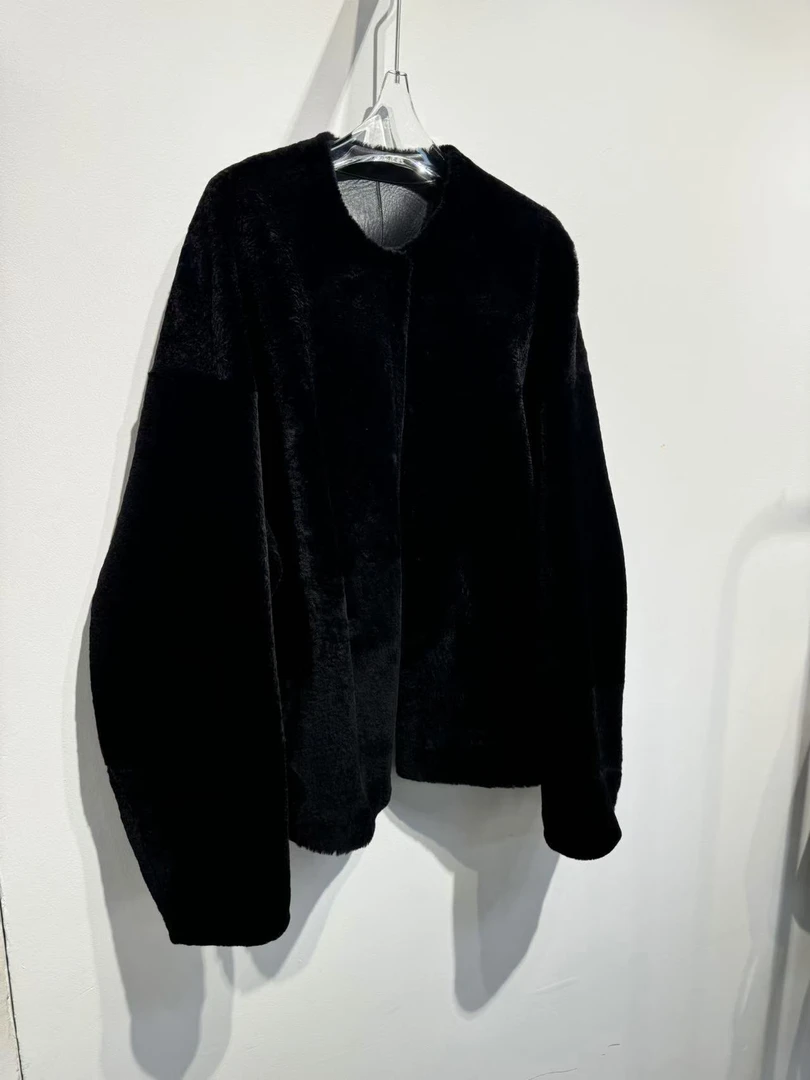 弯刀袖轻奢极简圆领皮毛一体外套