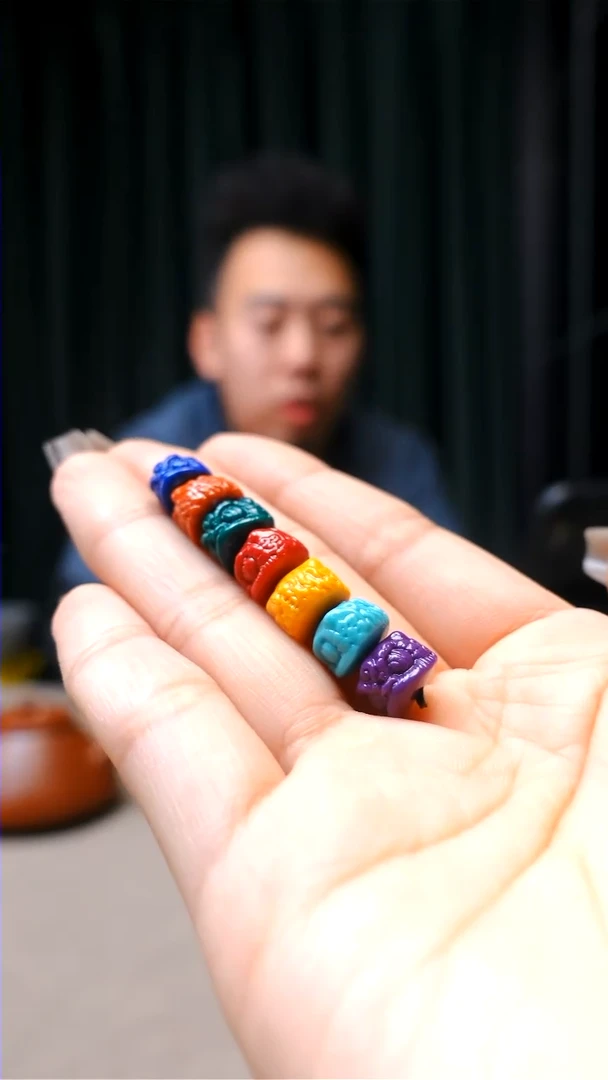 【闪购商品】琉璃颈饰七彩小醒狮9MM