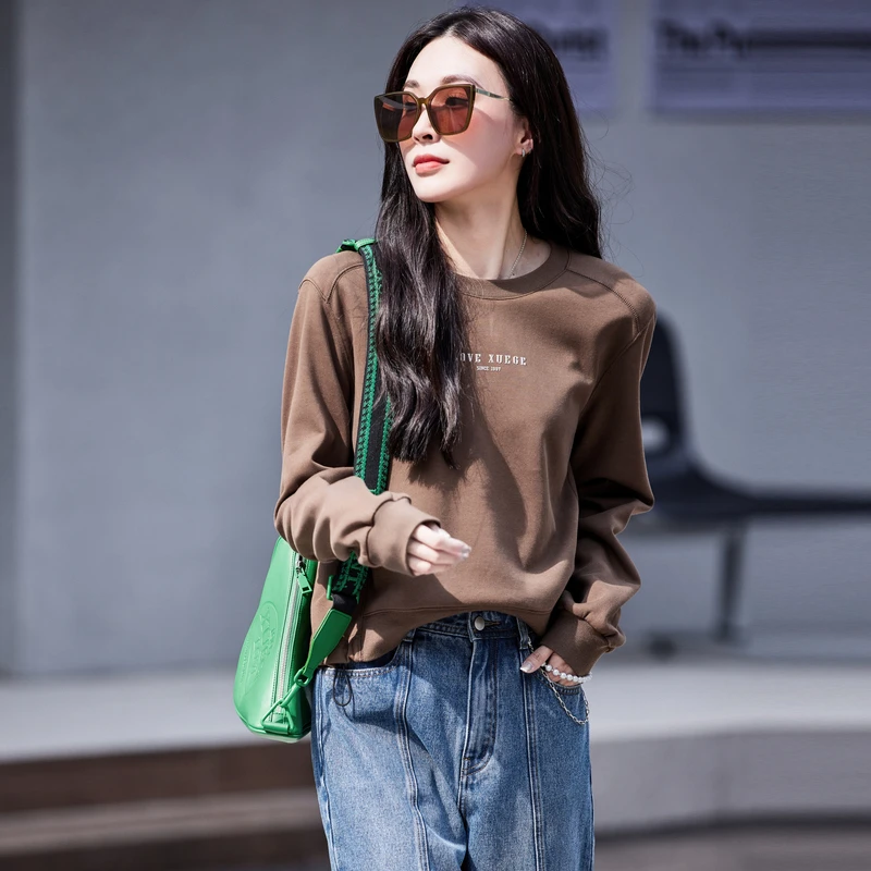 XG雪歌字母印花长袖套头卫衣春季新款深咖色通勤圆领上衣女装