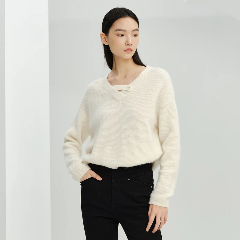 XG雪歌纽扣装饰长袖毛针织衫冬季新款白色套头V领羊毛衫女装
