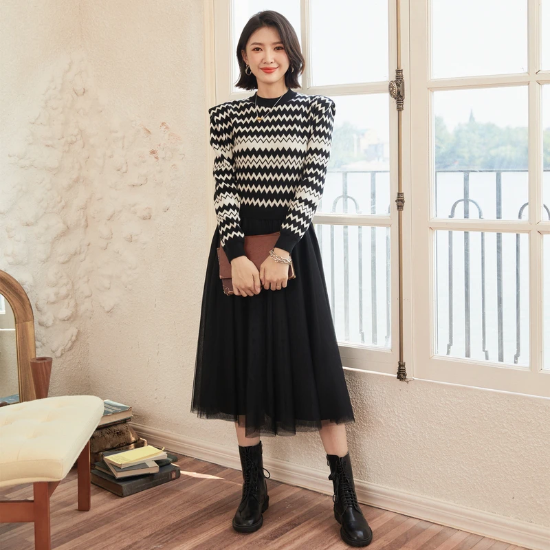 XG雪歌黑白条纹中长款连衣裙冬季新款网纱拼接长袖百褶裙女装