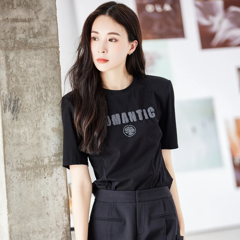 XG雪歌简约字母印花短袖T恤春季新款黑色通勤简约圆领上衣女