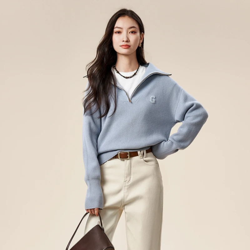 XG雪歌翻领设计长袖毛针织衫冬季新款通勤浅蓝色绵羊毛毛衫女