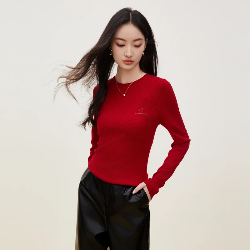 XG雪歌红色修身长袖毛针织衫冬季新款字母钉珠设计纯羊毛衫女