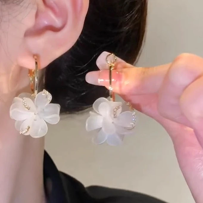 合金耳饰 超仙白色花朵耳环耳圈女个性小众设计气质甜美百搭耳饰
