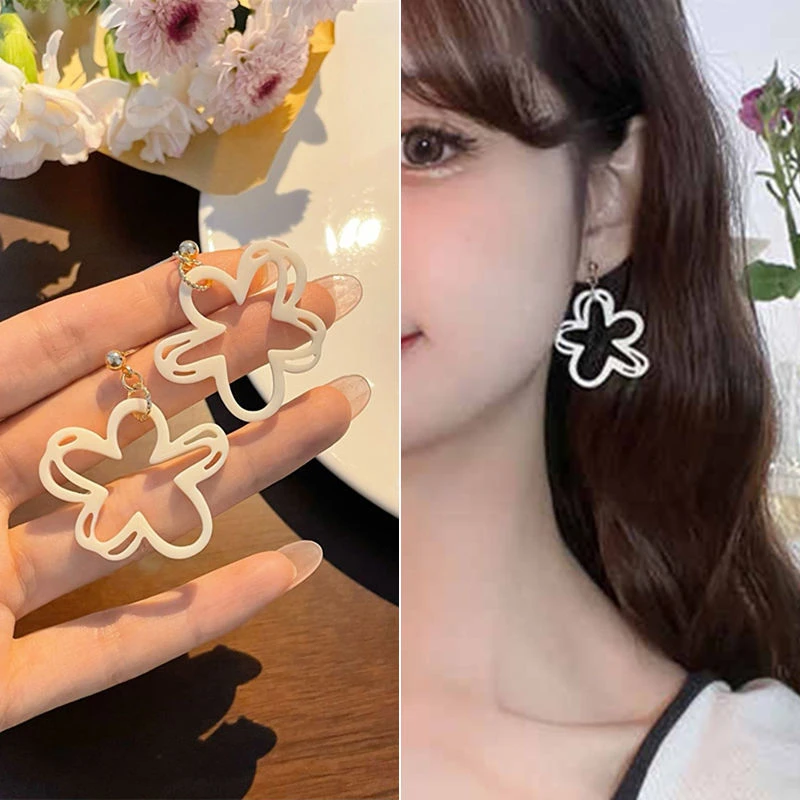 铜合金耳饰 镂空白色花朵耳钉2024年新款夏季气质夸张耳换百搭个