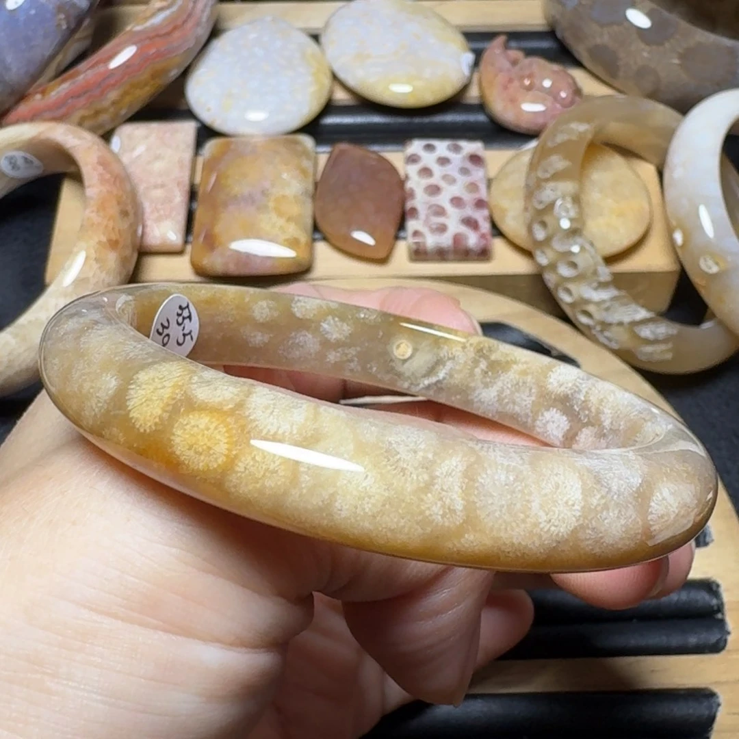 硅化玉冰透黄花，55.5泥鳅背未镶嵌