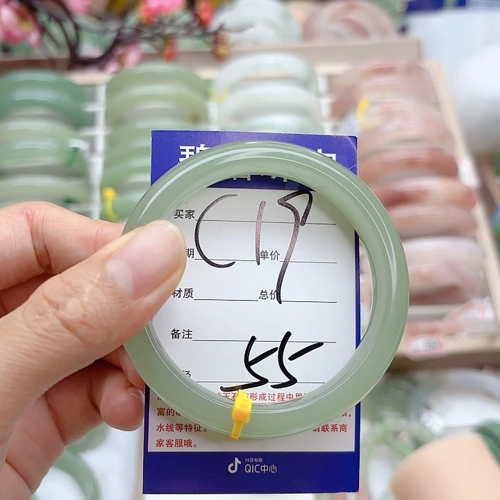 石英质玉手镯未镶嵌?