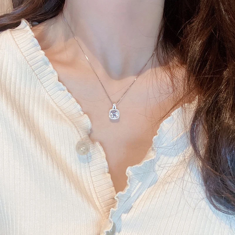 铜合金项链 项链女短款闪亮方钻吊坠简约日韩锁骨链时尚设计感ins