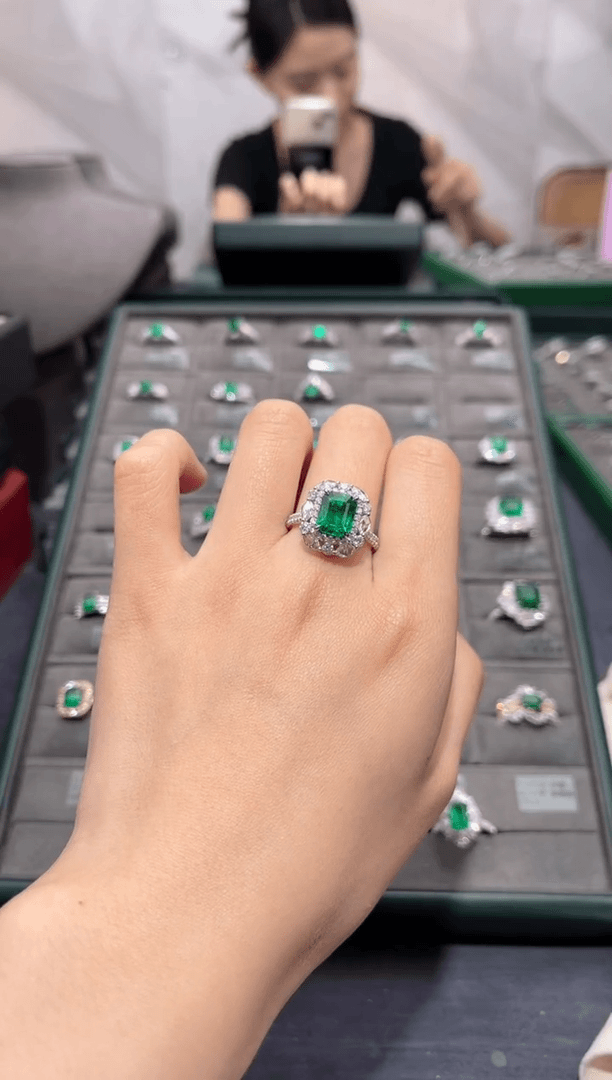 【闪购商品】祖母绿戒指18K金镶嵌我**肉2.43ct 沃顿 微油