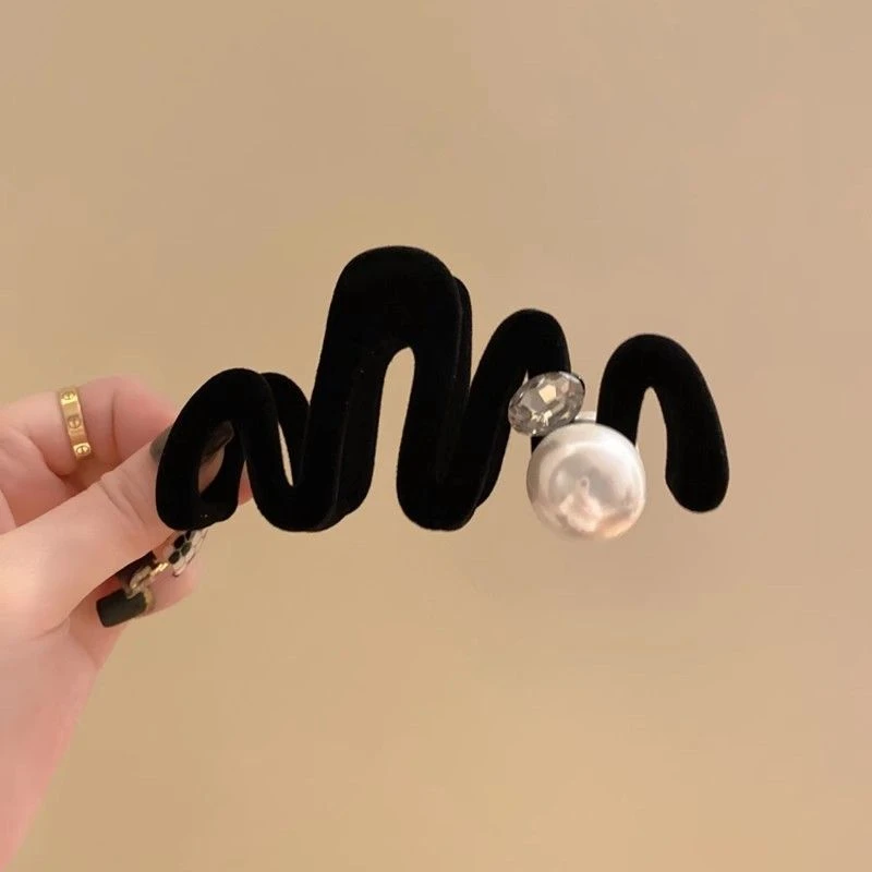 复古优雅黑色抓夹女秋冬植绒发夹2023新款珠珠气质后脑勺鲨鱼夹子