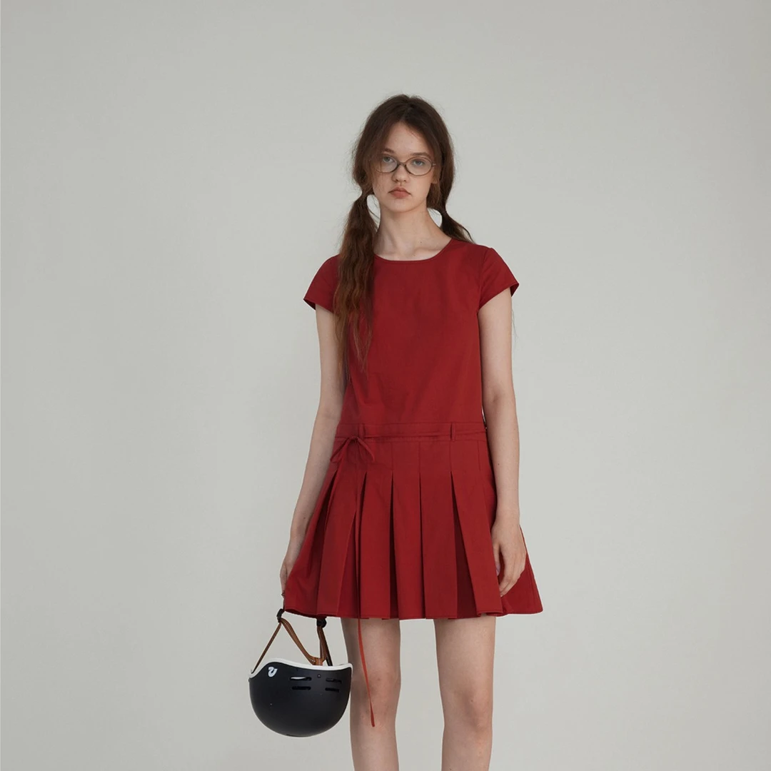 Letm复古小红裙’夏季宽肩带后背镂空A字可系带百褶背心短款连衣裙